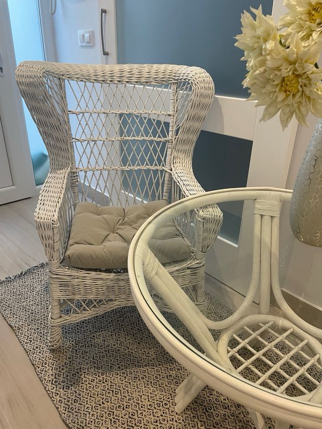 Mesa y sillón de mimbre blanco