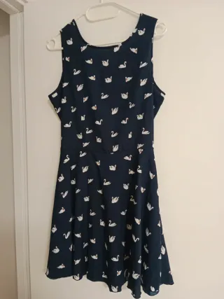Vestido azul con estampado de cisnes