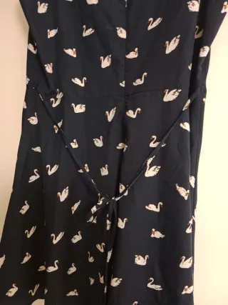 Vestido azul con estampado de cisnes