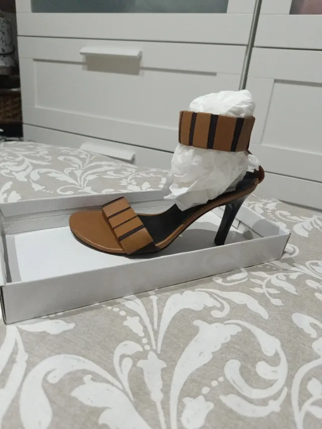 Sandalias de tacón marrón y negro, tacón de 8 ctms