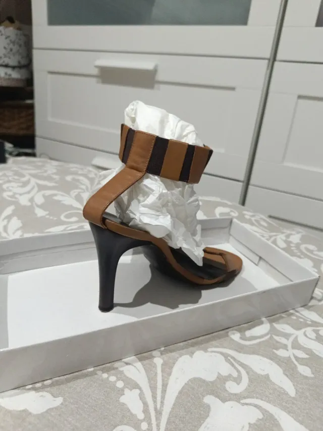 Sandalias de tacón marrón y negro, tacón de 8 ctms