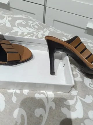 Sandalias de tacón marrón y negro, tacón de 8 ctms