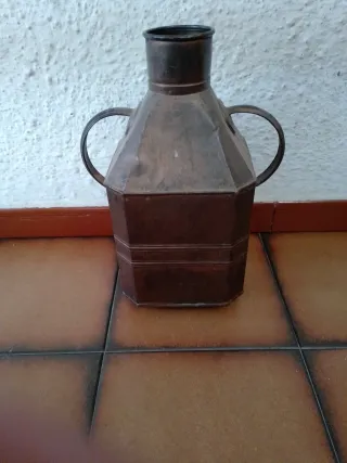 Cántaro de aceite antiguo de cobre