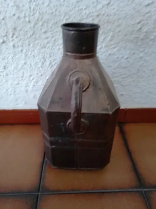 Cántaro de aceite antiguo de cobre