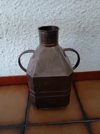 Cántaro de aceite antiguo de cobre