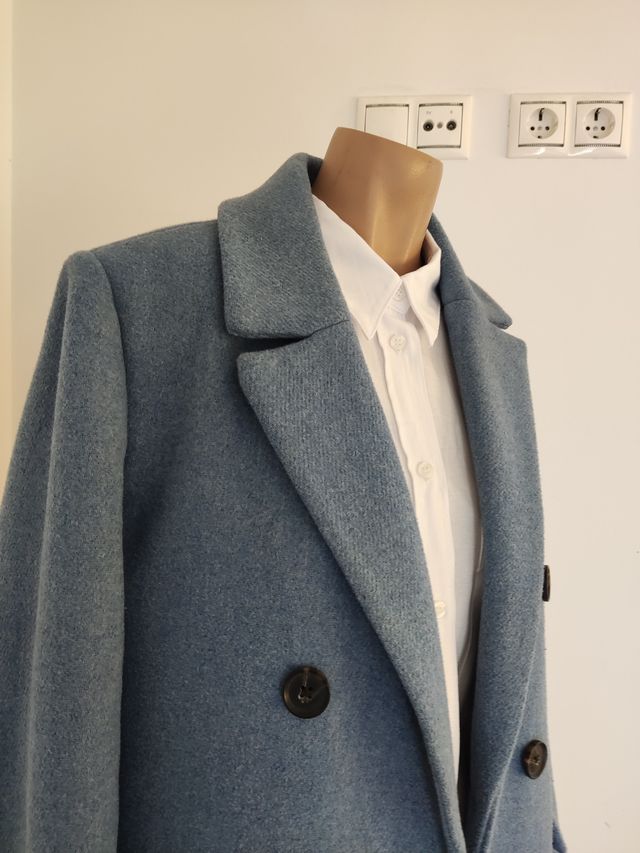 Abrigo azul clarito doble botonadura