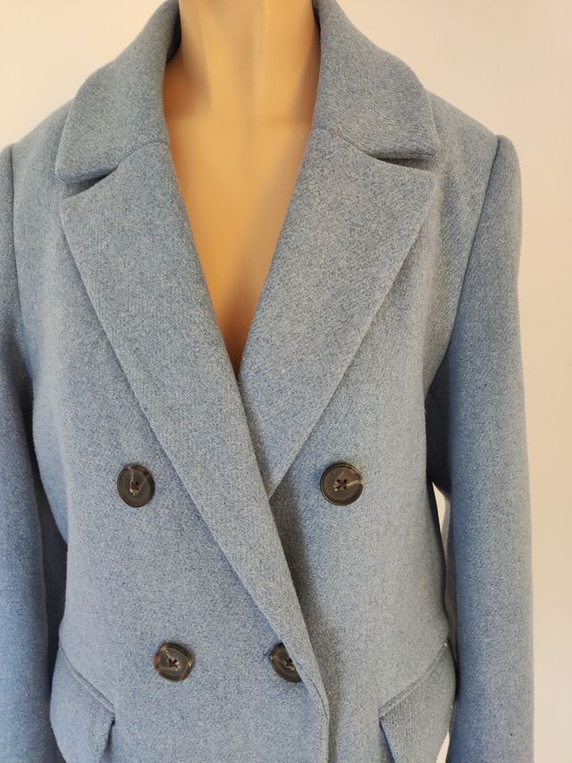 Abrigo azul clarito doble botonadura