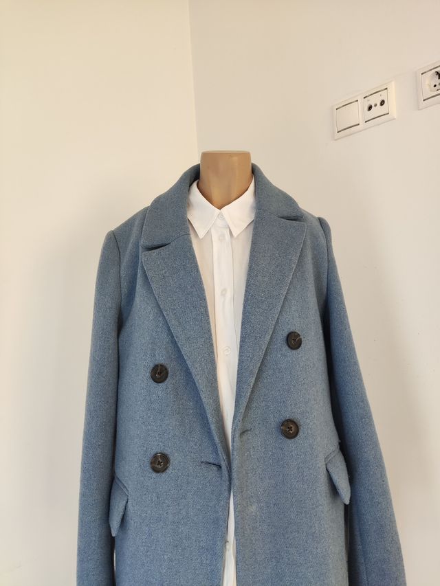 Abrigo azul clarito doble botonadura