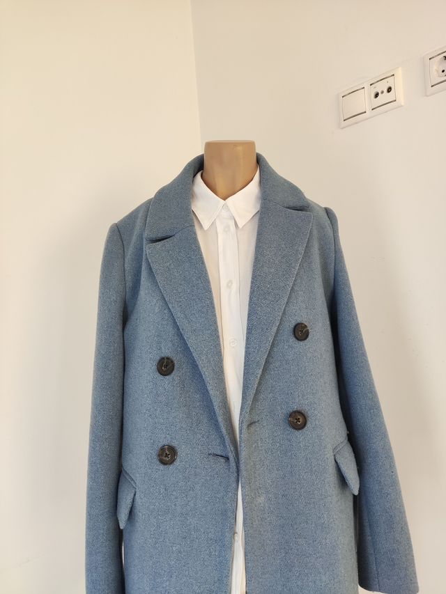 Abrigo azul clarito doble botonadura