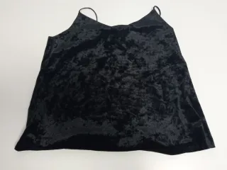 Camiseta lencera terciopelo negra de Esmara