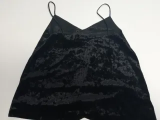 Camiseta lencera terciopelo negra de Esmara