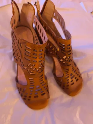 Sandalias de tacón marrón con diseño troquelado