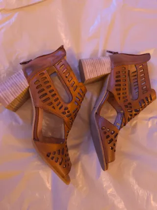 Sandalias de tacón marrón con diseño troquelado
