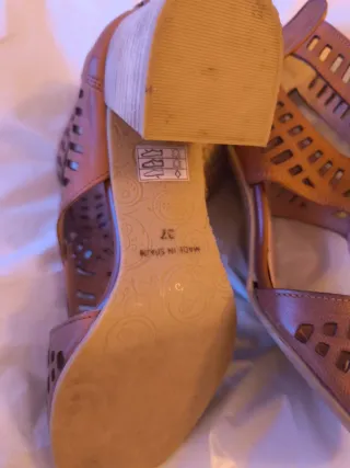 Sandalias de tacón marrón con diseño troquelado