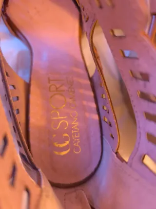 Sandalias de tacón marrón con diseño troquelado