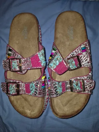 Sandalias Joalise con pedrería y hebillas