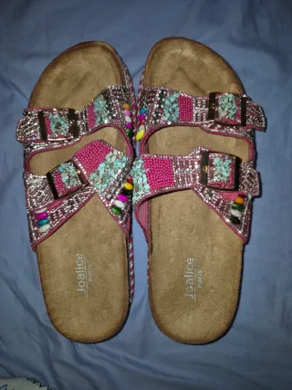 Sandalias Joalise con pedrería y hebillas