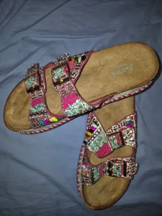 Sandalias Joalise con pedrería y hebillas