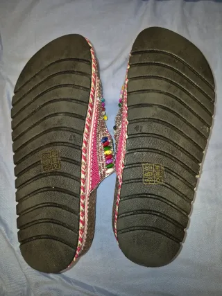 Sandalias Joalise con pedrería y hebillas