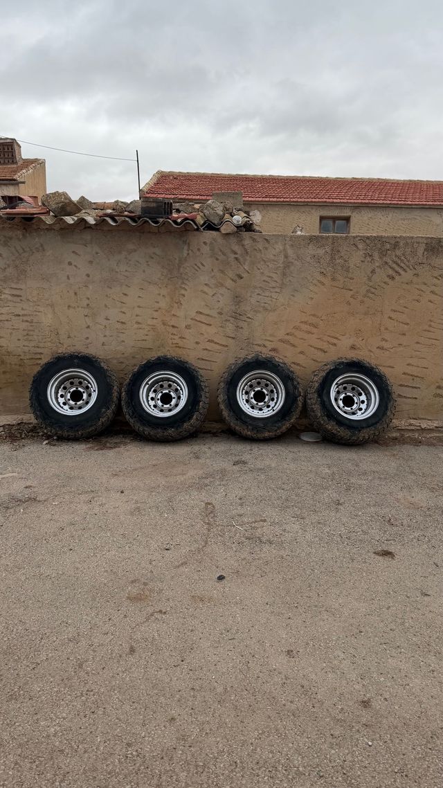 Llantas Patrol GR con neumáticos 75%