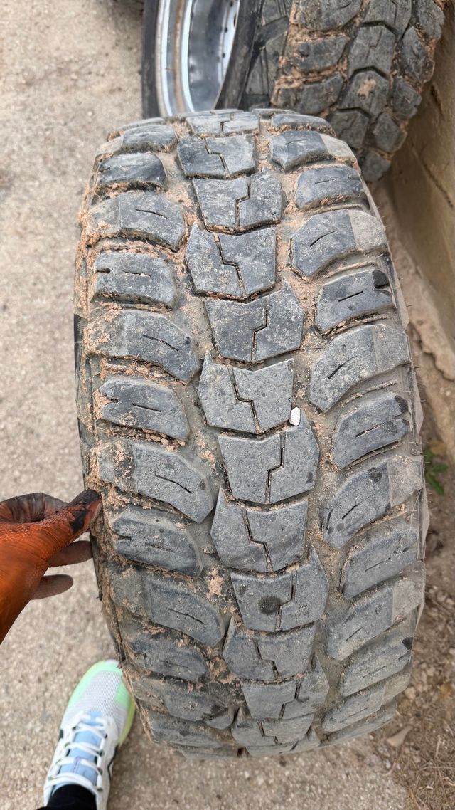 Llantas Patrol GR con neumáticos 75%