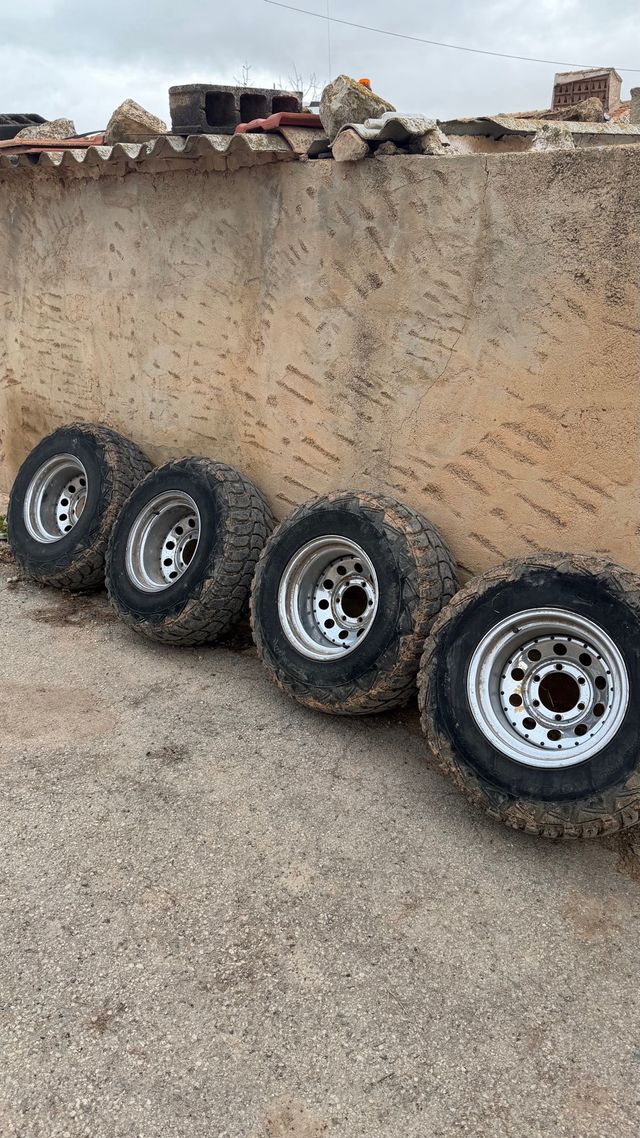 Llantas Patrol GR con neumáticos 75%