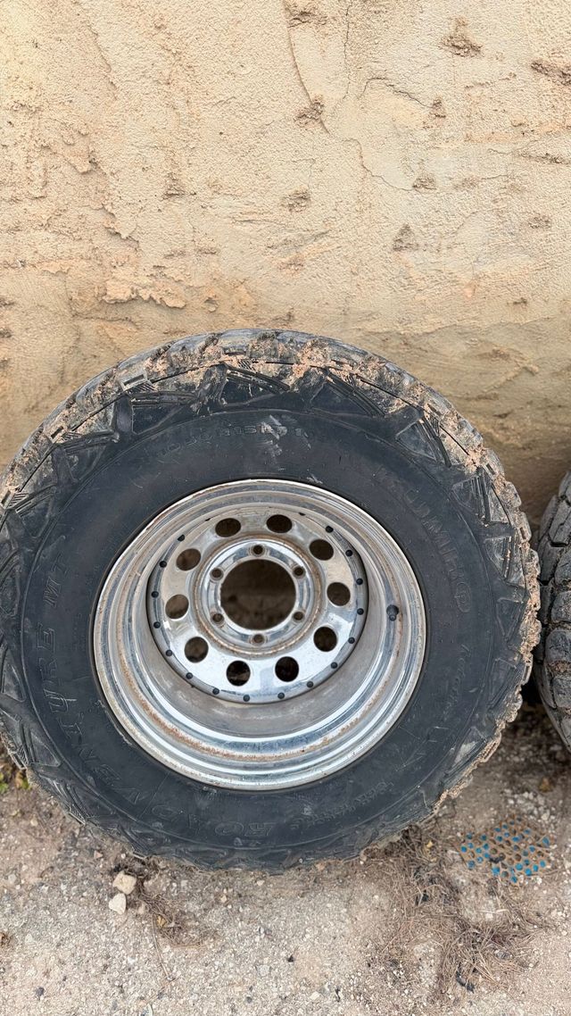 Llantas Patrol GR con neumáticos 75%