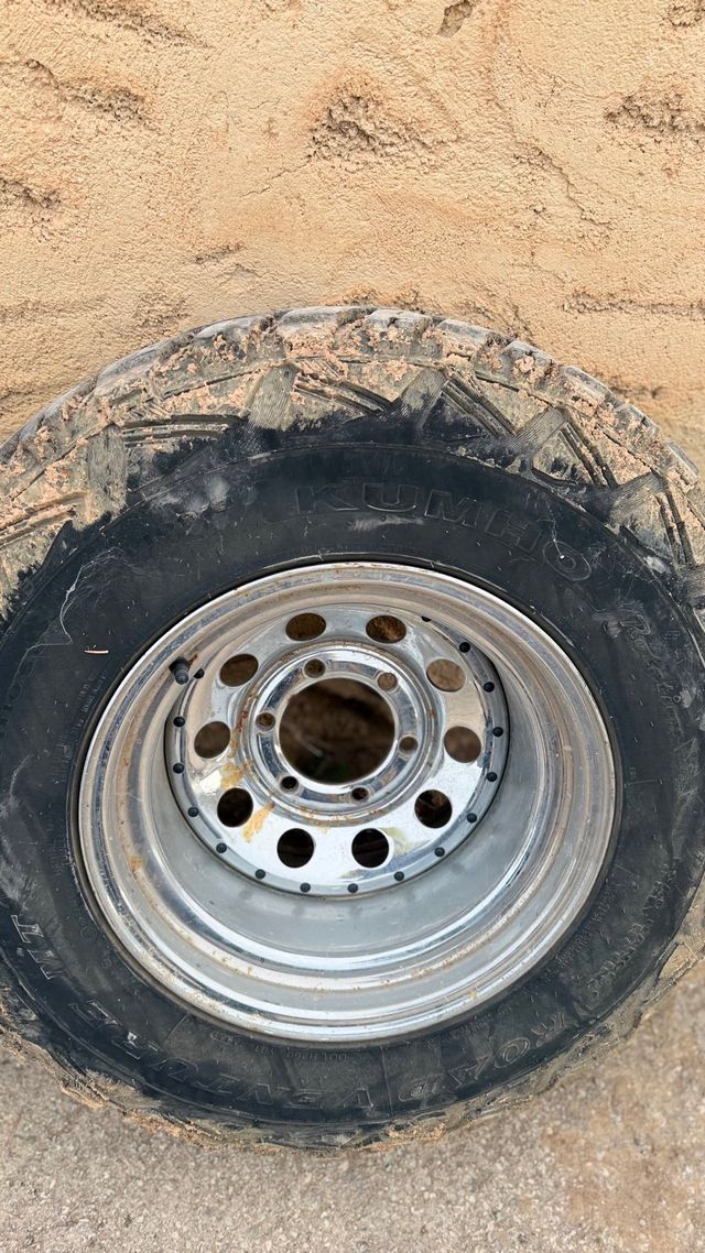 Llantas Patrol GR con neumáticos 75%