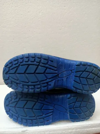 Zapatos de seguridad negros y azules