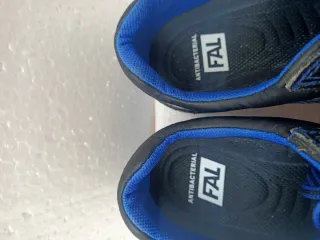 Zapatos de seguridad negros y azules