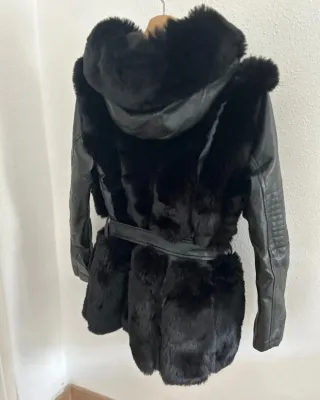 Chaquetón polipiel negro con capucha