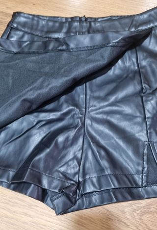 Falda pantalón polipiel negra