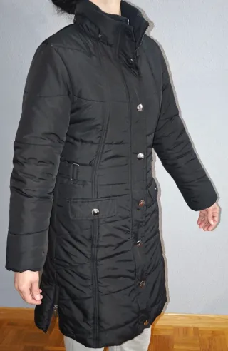 Abrigo largo negro acolchado