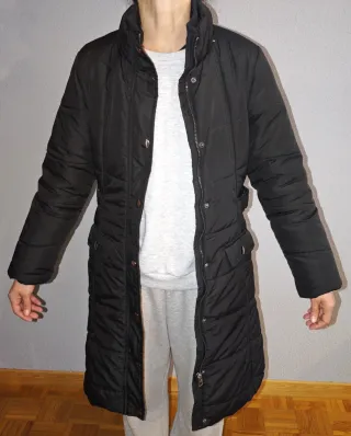 Abrigo largo negro acolchado