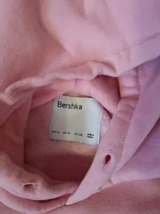 Sudadera rosa de Bershka.