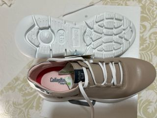 Zapatillas Callaghan Beige y Plateadas