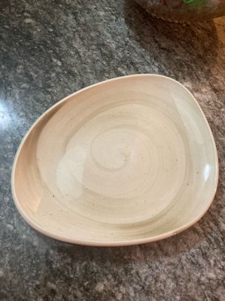 Piatto in ceramica beige e marrone