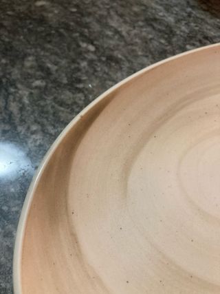 Piatto in ceramica beige e marrone