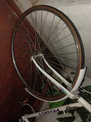 Bicicleta blanca de carretera Peugeot