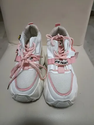 Tenis blancos con detalles rosas talla 34