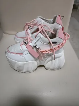 Tenis blancos con detalles rosas talla 34