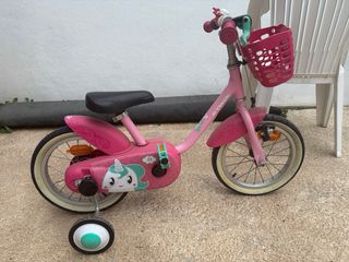Bicicleta infantil rosa con cesta