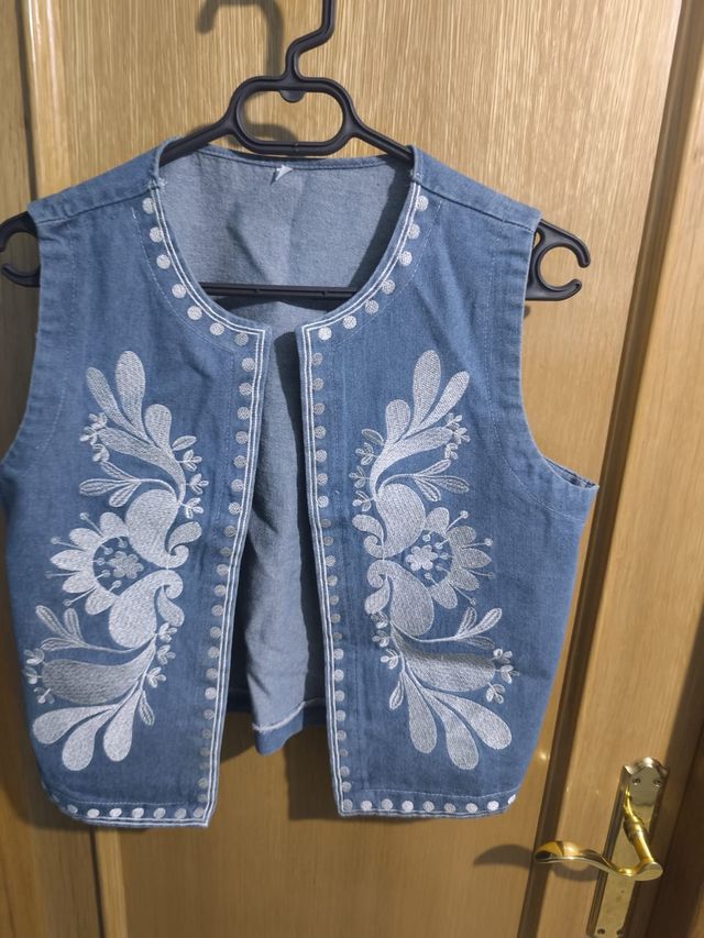 Chaleco vaquero bordado