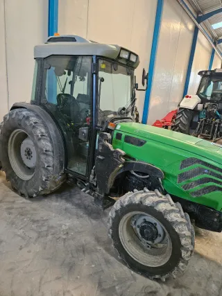 Tractor con pala y prepodadora