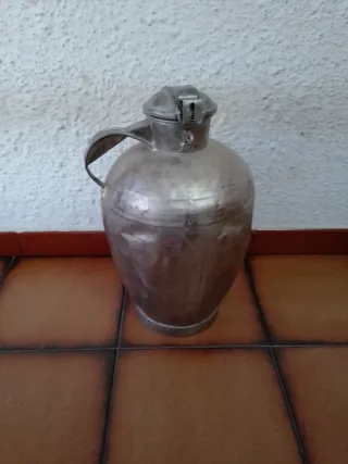Cántaro de aceite antiguo de metal