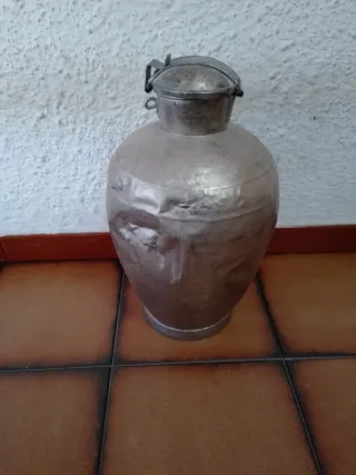 Cántaro de aceite antiguo de metal