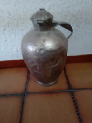 Cántaro de aceite antiguo de metal