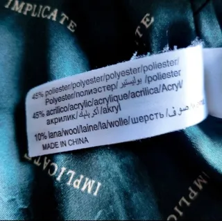 Chaqueta verde con bufanda.