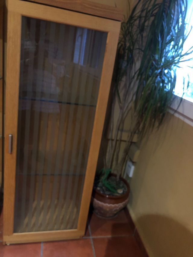 Mueble madera y cristal