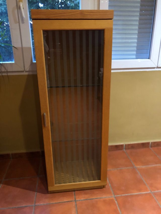 Mueble madera y cristal